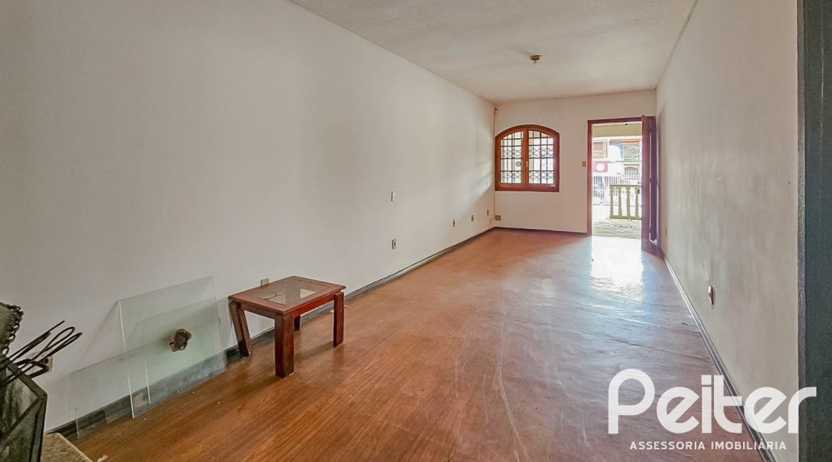 Casa à venda com 196m², 2 dormitórios, 1 suíte, 4 vagas, no bairro Tristeza em Porto Alegre