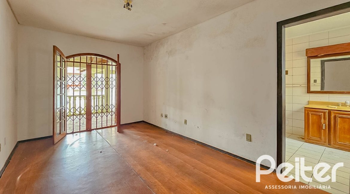 Casa à venda com 196m², 2 dormitórios, 1 suíte, 4 vagas, no bairro Tristeza em Porto Alegre