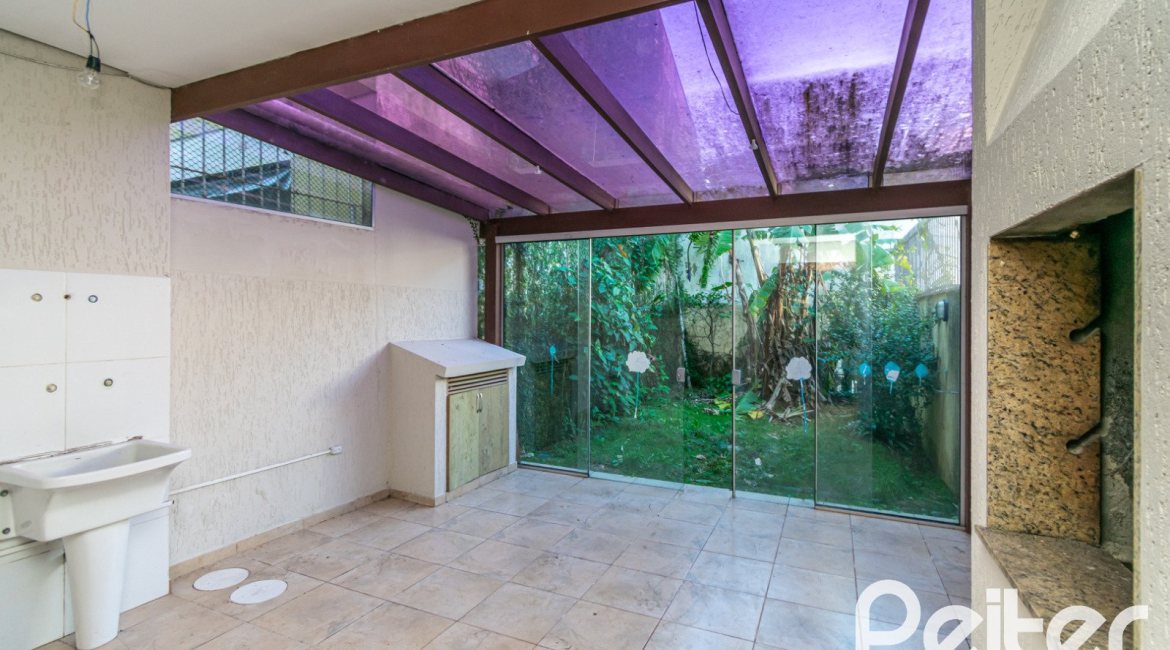 Casa à venda com 134m², 3 dormitórios, 1 suíte, 2 vagas, no bairro Ipanema em Porto Alegre