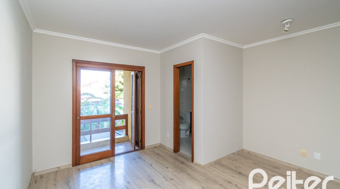 Casa à venda com 134m², 3 dormitórios, 1 suíte, 2 vagas, no bairro Ipanema em Porto Alegre