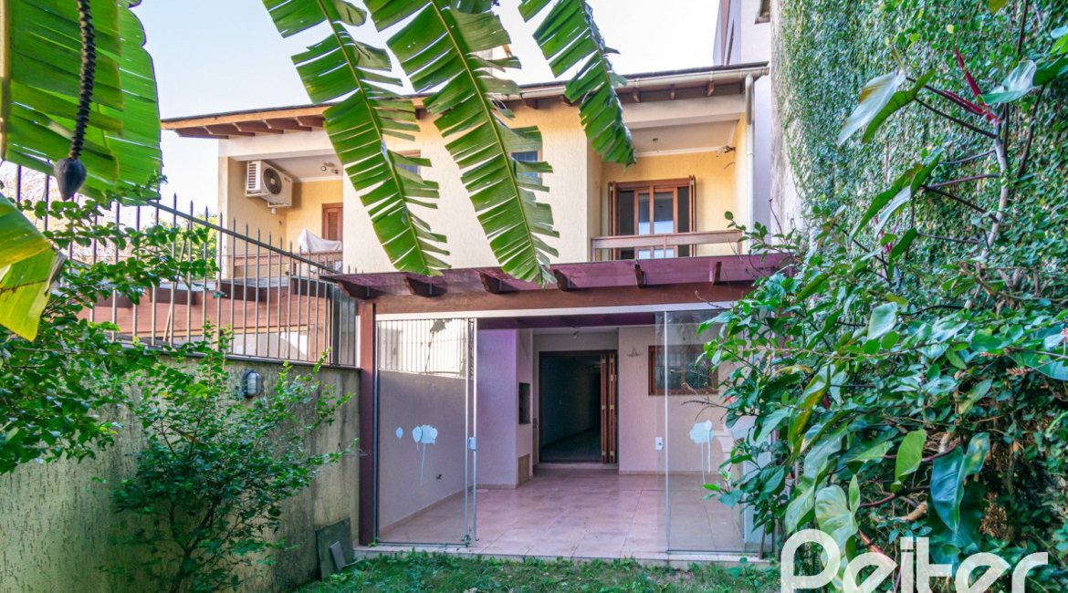 Casa à venda com 134m², 3 dormitórios, 1 suíte, 2 vagas, no bairro Ipanema em Porto Alegre
