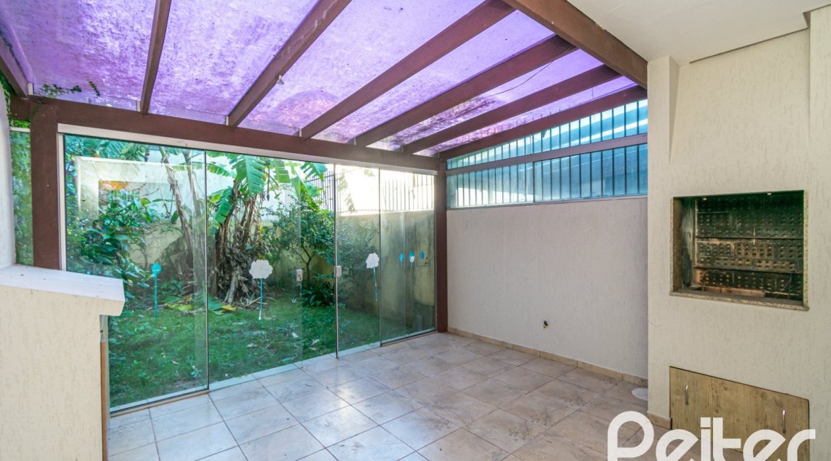 Casa à venda com 134m², 3 dormitórios, 1 suíte, 2 vagas, no bairro Ipanema em Porto Alegre