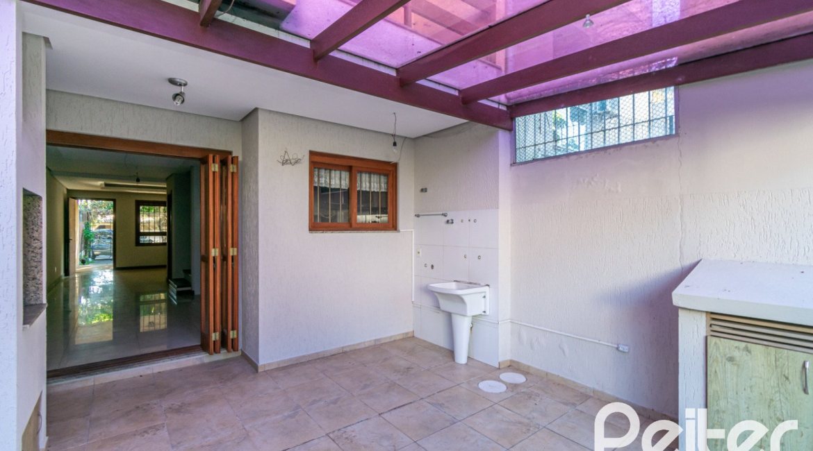 Casa à venda com 134m², 3 dormitórios, 1 suíte, 2 vagas, no bairro Ipanema em Porto Alegre
