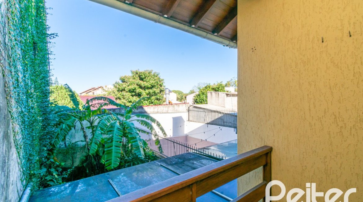 Casa à venda com 134m², 3 dormitórios, 1 suíte, 2 vagas, no bairro Ipanema em Porto Alegre