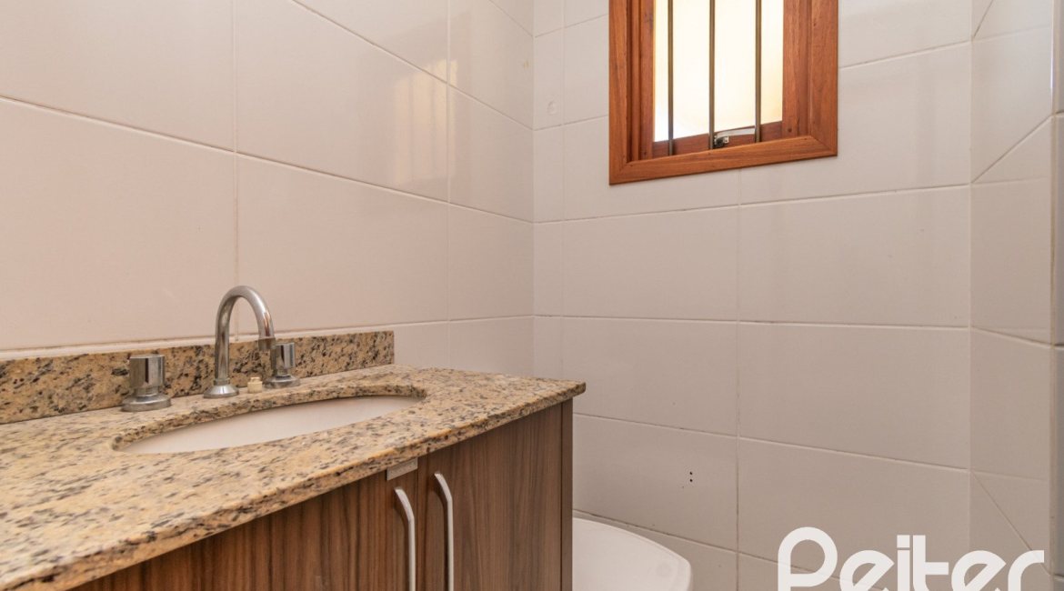 Casa à venda com 134m², 3 dormitórios, 1 suíte, 2 vagas, no bairro Ipanema em Porto Alegre