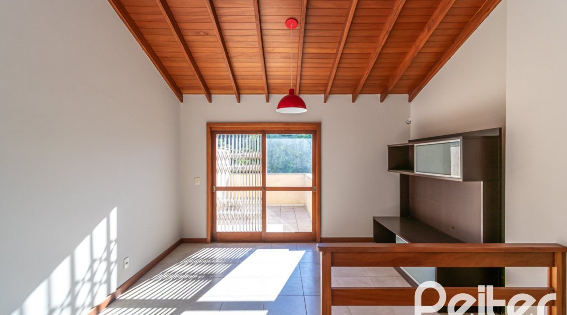 Casa à venda com 134m², 3 dormitórios, 1 suíte, 2 vagas, no bairro Ipanema em Porto Alegre