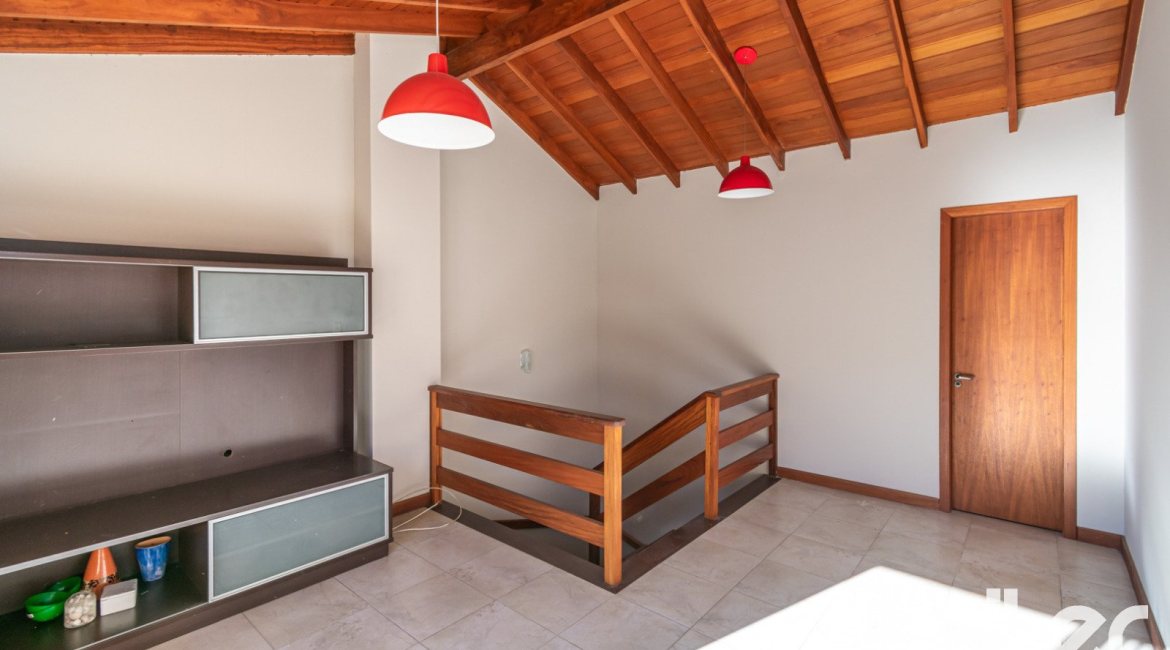 Casa à venda com 134m², 3 dormitórios, 1 suíte, 2 vagas, no bairro Ipanema em Porto Alegre
