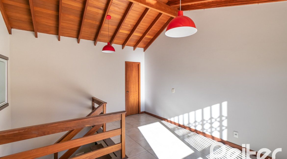 Casa à venda com 134m², 3 dormitórios, 1 suíte, 2 vagas, no bairro Ipanema em Porto Alegre