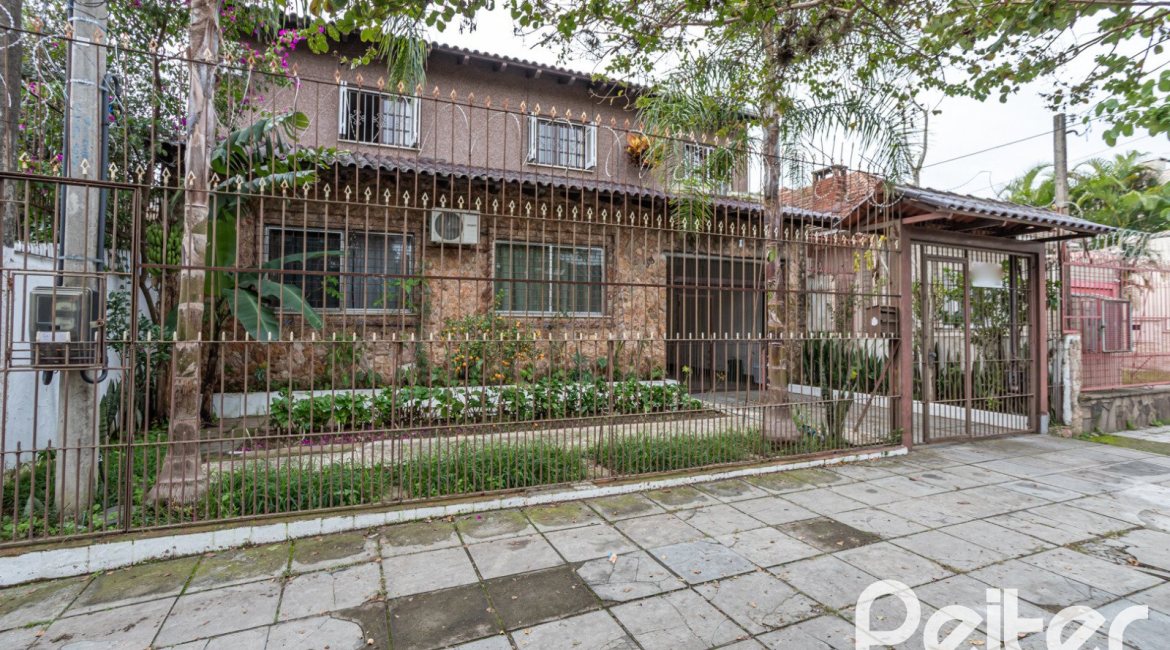 Casa à venda com 231m², 5 dormitórios, 5 vagas, no bairro Cristal em Porto Alegre