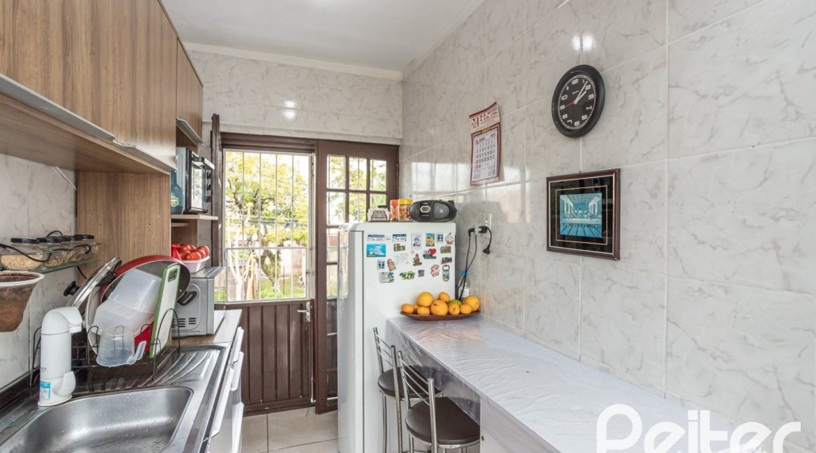 Casa à venda com 231m², 5 dormitórios, 5 vagas, no bairro Cristal em Porto Alegre