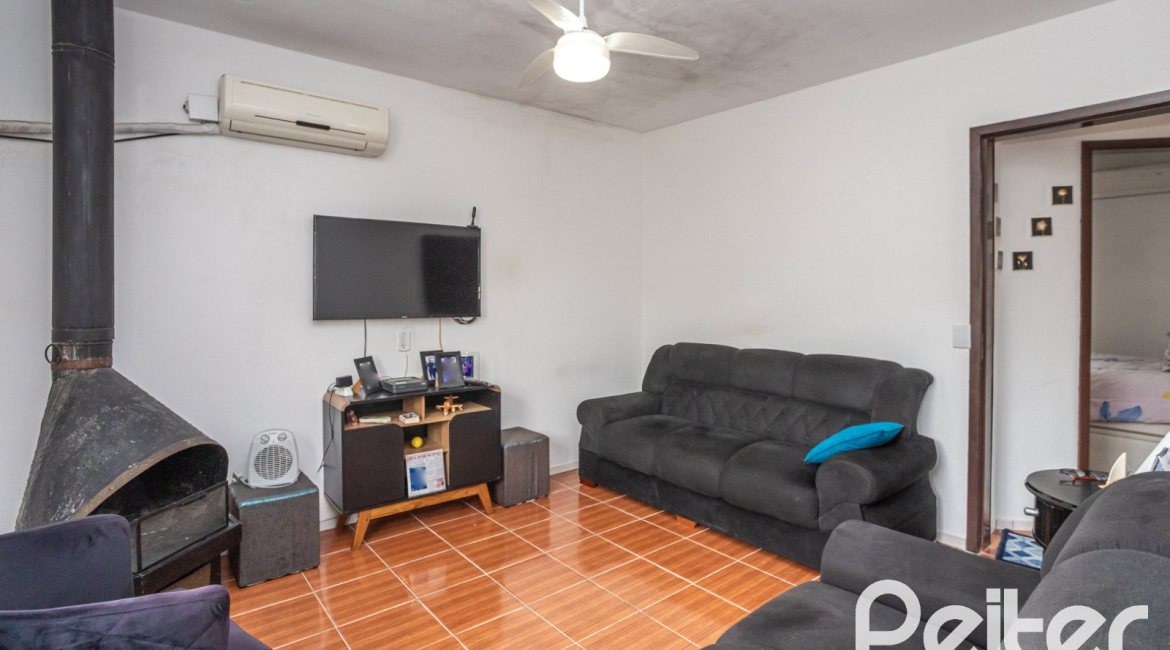 Casa à venda com 231m², 5 dormitórios, 5 vagas, no bairro Cristal em Porto Alegre