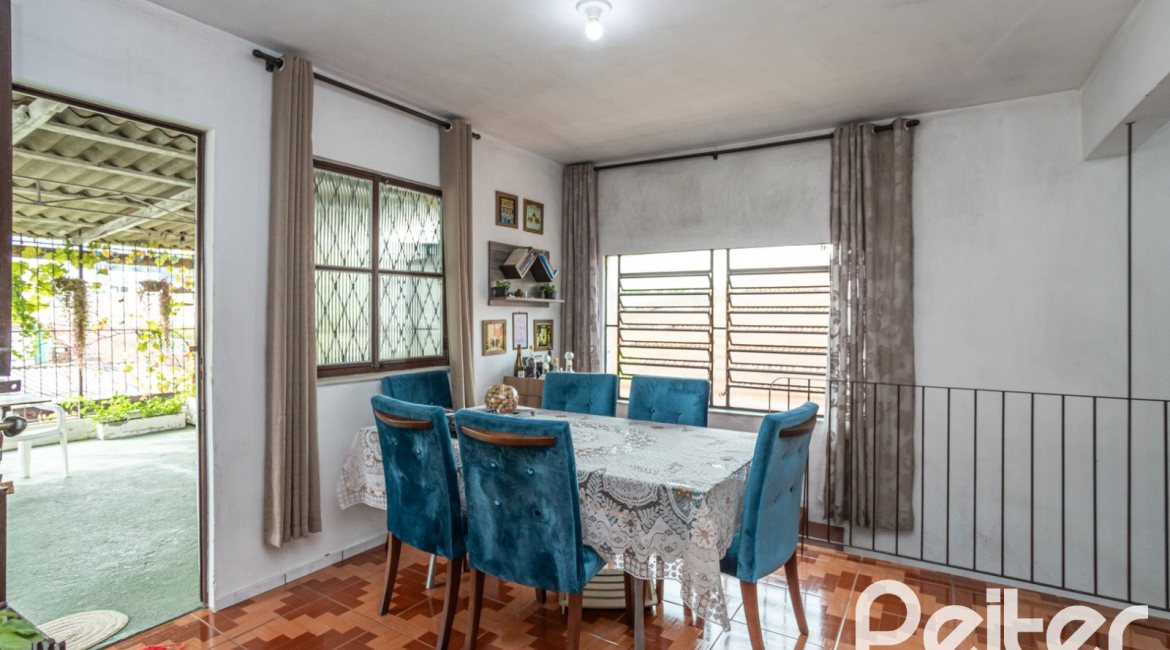 Casa à venda com 231m², 5 dormitórios, 5 vagas, no bairro Cristal em Porto Alegre