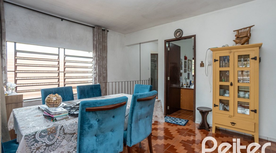 Casa à venda com 231m², 5 dormitórios, 5 vagas, no bairro Cristal em Porto Alegre