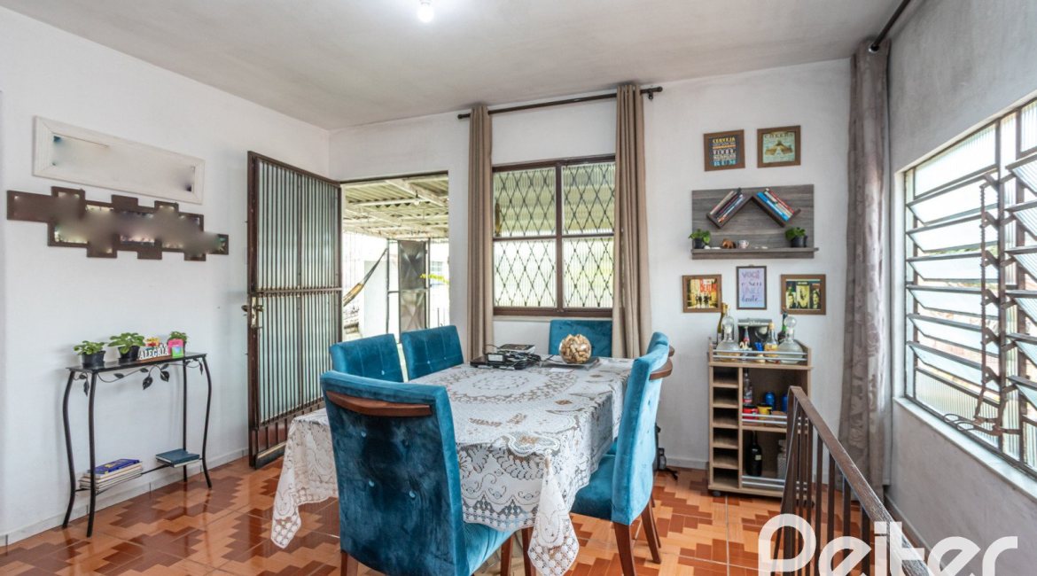 Casa à venda com 231m², 5 dormitórios, 5 vagas, no bairro Cristal em Porto Alegre