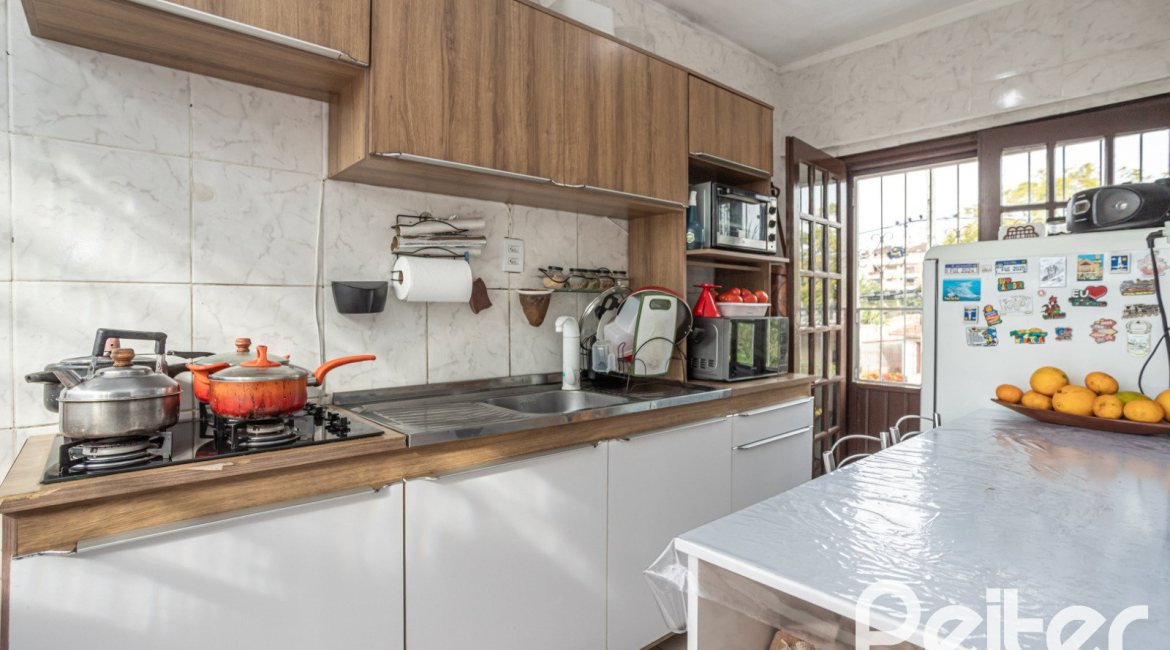 Casa à venda com 231m², 5 dormitórios, 5 vagas, no bairro Cristal em Porto Alegre