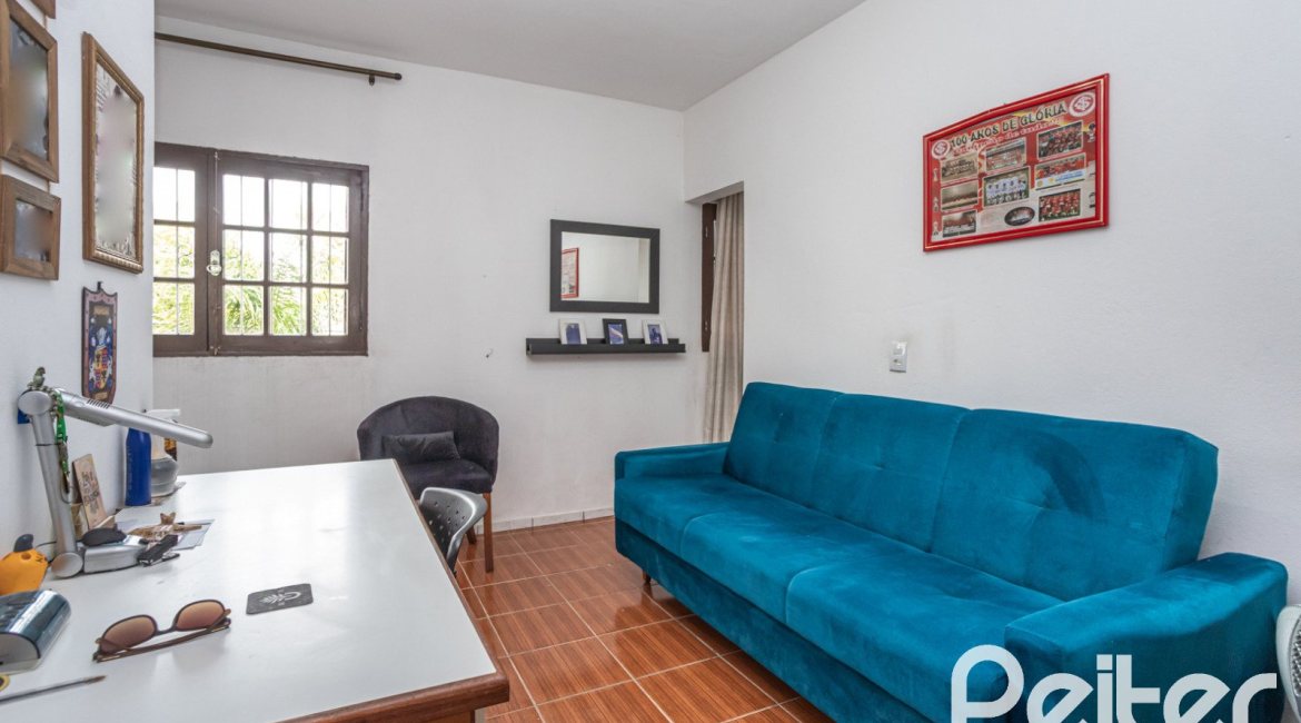 Casa à venda com 231m², 5 dormitórios, 5 vagas, no bairro Cristal em Porto Alegre