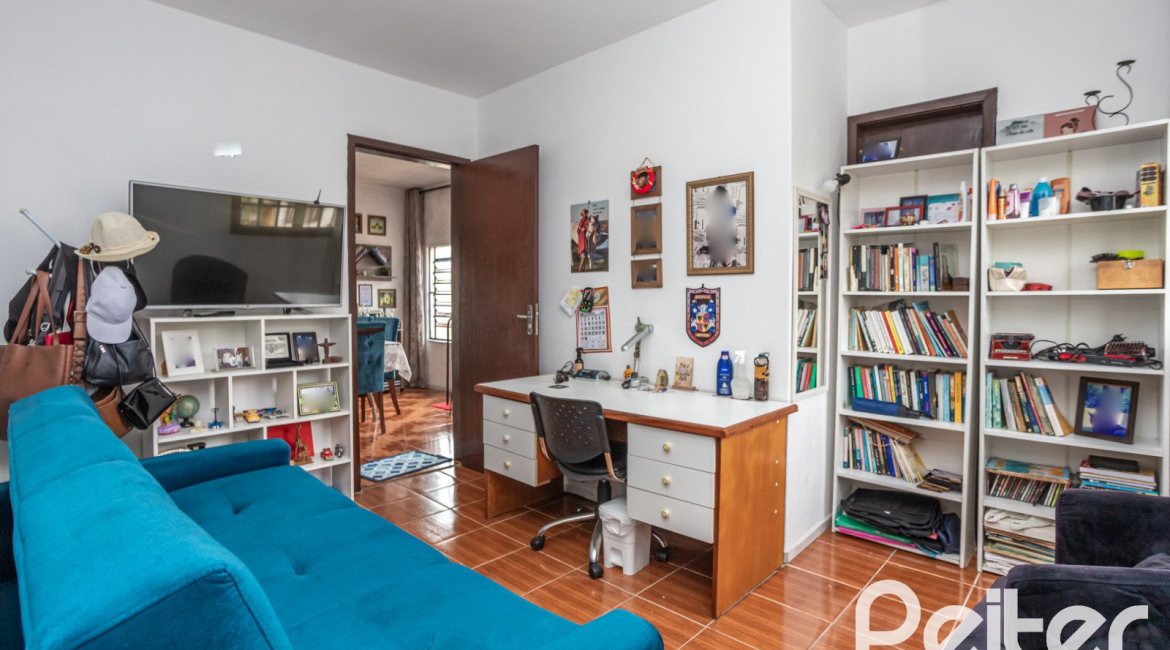 Casa à venda com 231m², 5 dormitórios, 5 vagas, no bairro Cristal em Porto Alegre