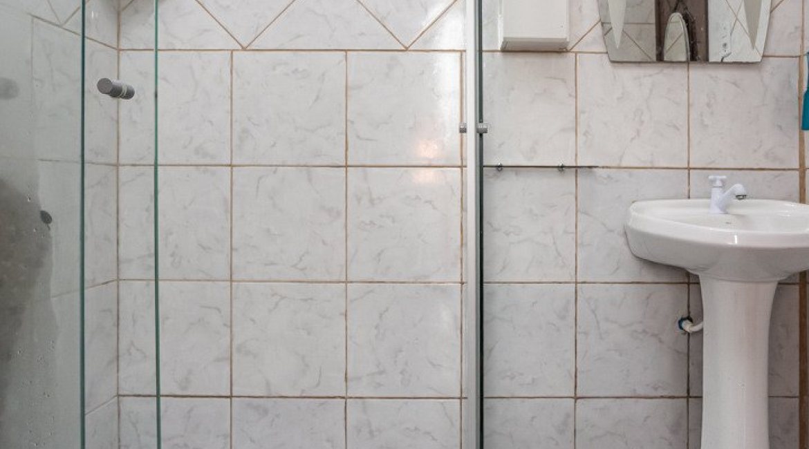 Casa à venda com 231m², 5 dormitórios, 5 vagas, no bairro Cristal em Porto Alegre