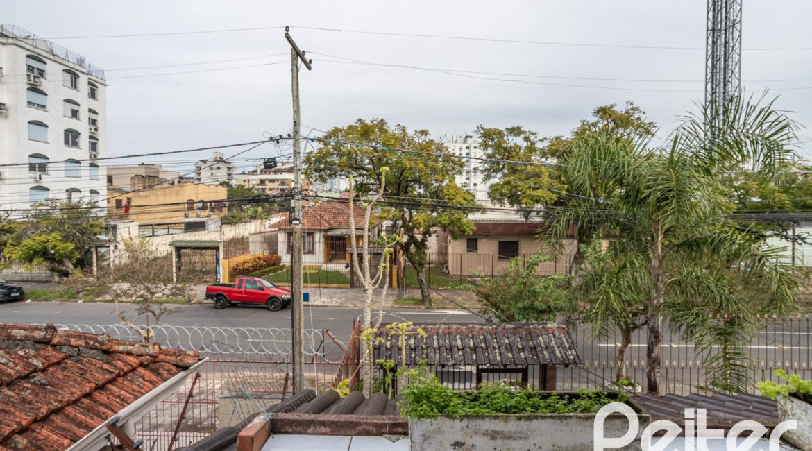 Casa à venda com 231m², 5 dormitórios, 5 vagas, no bairro Cristal em Porto Alegre