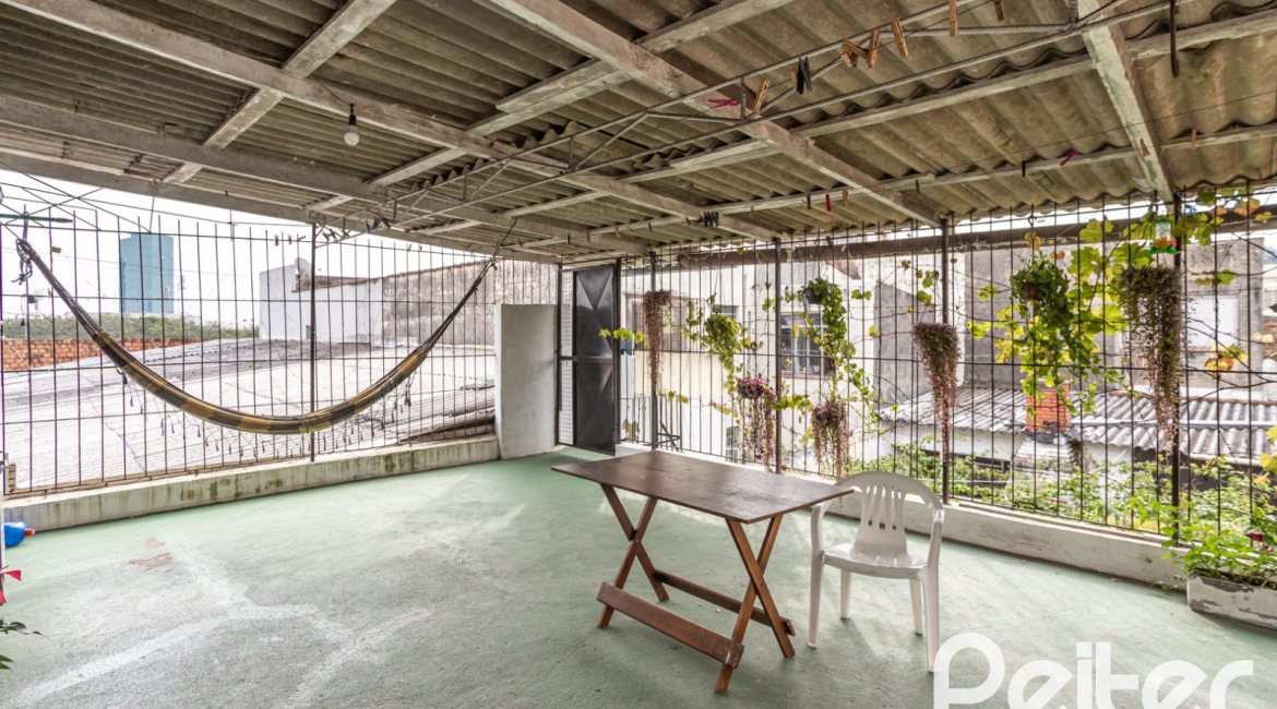 Casa à venda com 231m², 5 dormitórios, 5 vagas, no bairro Cristal em Porto Alegre