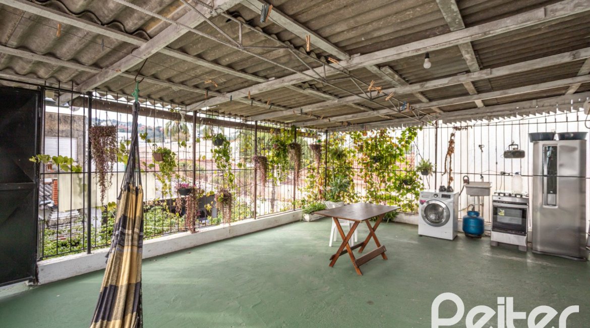 Casa à venda com 231m², 5 dormitórios, 5 vagas, no bairro Cristal em Porto Alegre