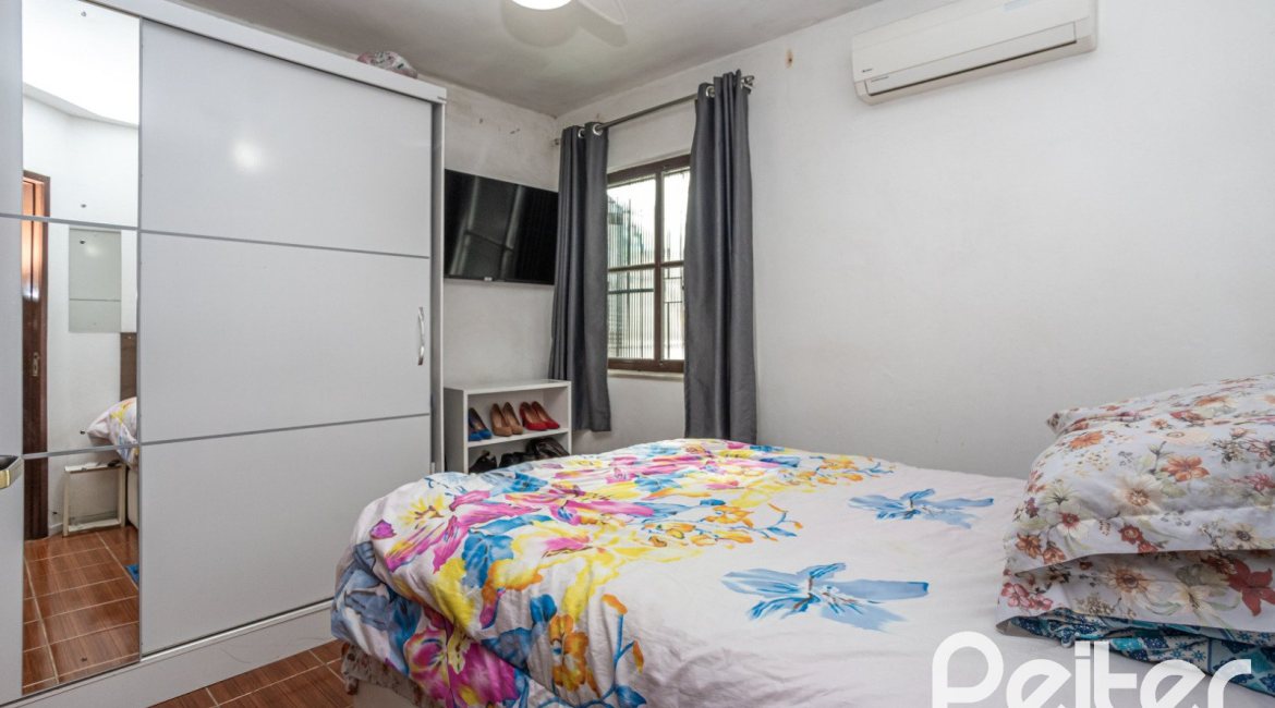 Casa à venda com 231m², 5 dormitórios, 5 vagas, no bairro Cristal em Porto Alegre