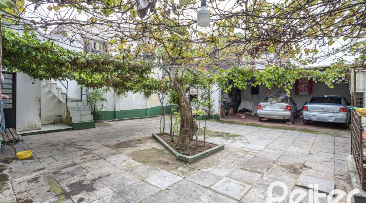 Casa à venda com 231m², 5 dormitórios, 5 vagas, no bairro Cristal em Porto Alegre