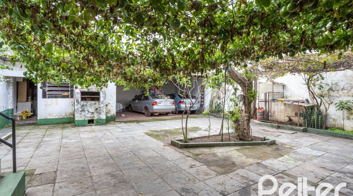 Casa à venda com 231m², 5 dormitórios, 5 vagas, no bairro Cristal em Porto Alegre