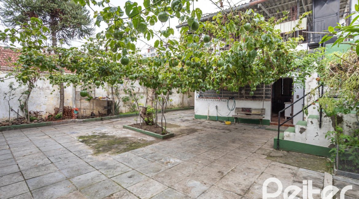 Casa à venda com 231m², 5 dormitórios, 5 vagas, no bairro Cristal em Porto Alegre