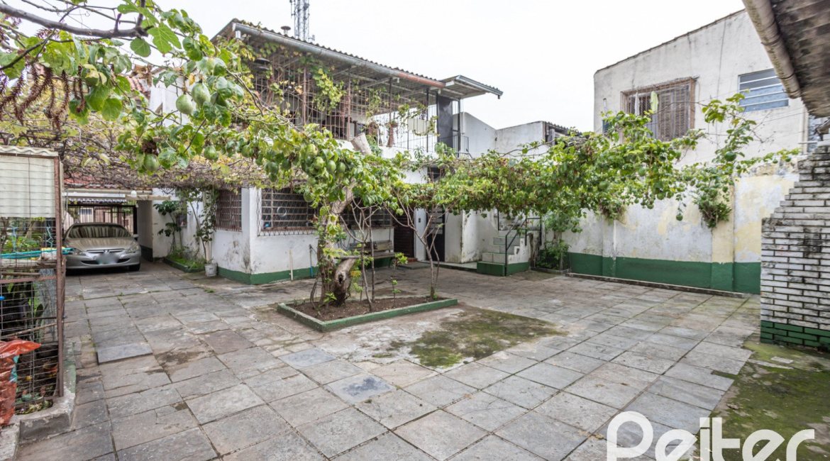 Casa à venda com 231m², 5 dormitórios, 5 vagas, no bairro Cristal em Porto Alegre