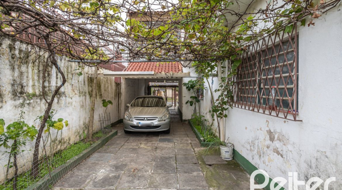 Casa à venda com 231m², 5 dormitórios, 5 vagas, no bairro Cristal em Porto Alegre