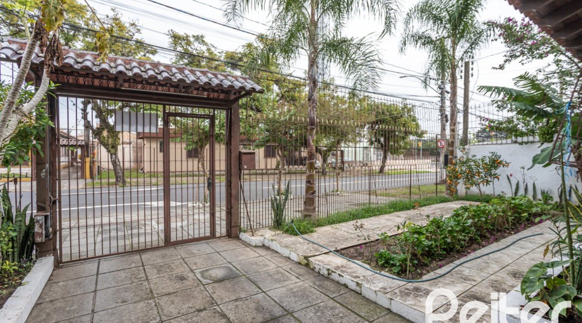Casa à venda com 231m², 5 dormitórios, 5 vagas, no bairro Cristal em Porto Alegre