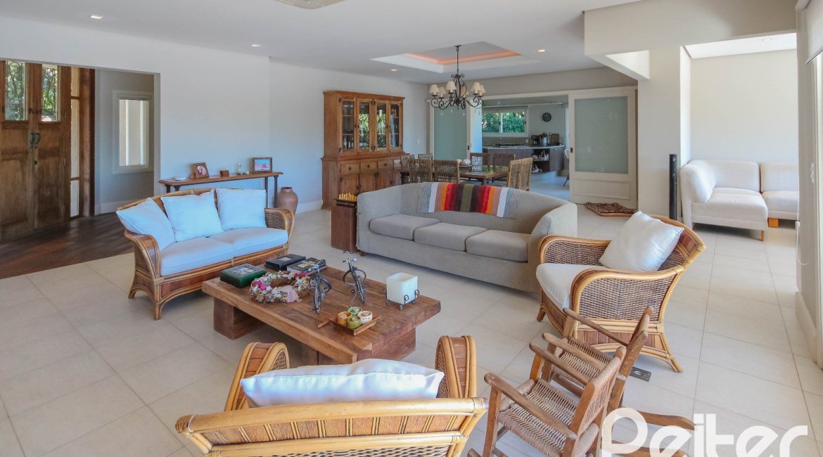 Casa em Condomínio à venda com 1400m², 5 dormitórios, 4 suítes, 10 vagas, no bairro Cavalhada em PORTO ALEGRE