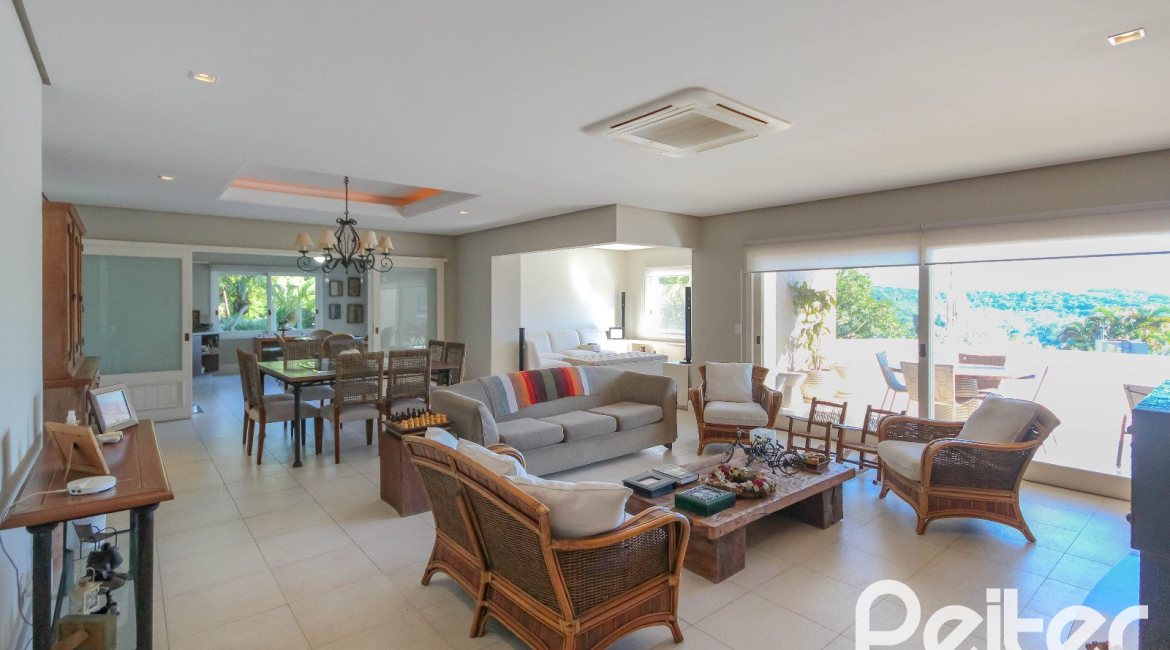 Casa em Condomínio à venda com 1400m², 5 dormitórios, 4 suítes, 10 vagas, no bairro Cavalhada em PORTO ALEGRE