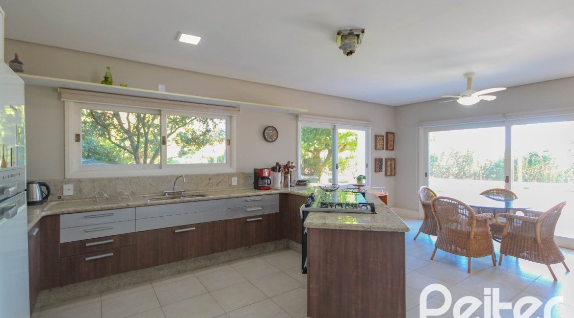 Casa em Condomínio à venda com 1400m², 5 dormitórios, 4 suítes, 10 vagas, no bairro Cavalhada em PORTO ALEGRE