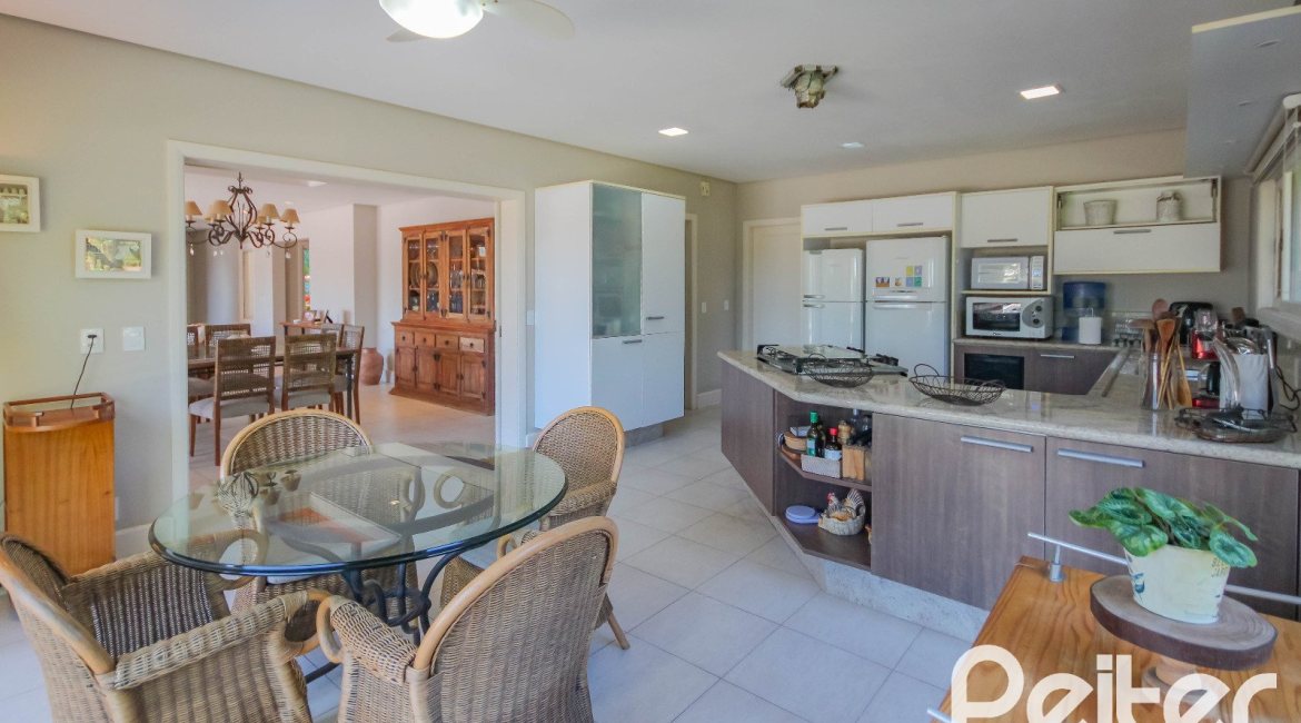 Casa em Condomínio à venda com 1400m², 5 dormitórios, 4 suítes, 10 vagas, no bairro Cavalhada em PORTO ALEGRE