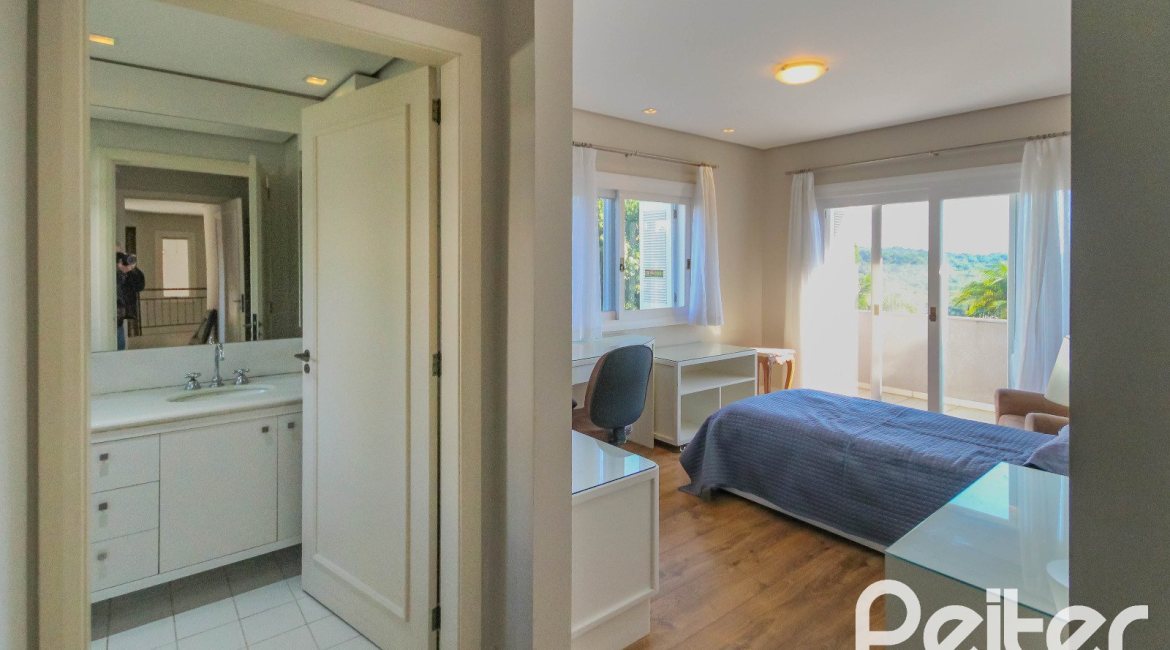 Casa em Condomínio à venda com 1400m², 5 dormitórios, 4 suítes, 10 vagas, no bairro Cavalhada em PORTO ALEGRE