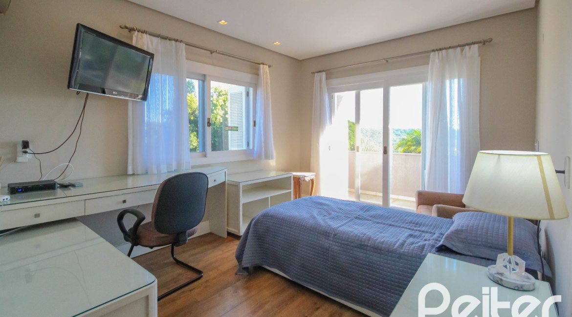 Casa em Condomínio à venda com 1400m², 5 dormitórios, 4 suítes, 10 vagas, no bairro Cavalhada em PORTO ALEGRE