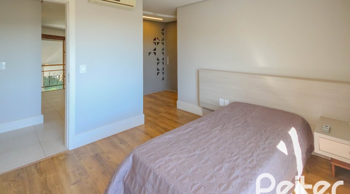 Casa em Condomínio à venda com 1400m², 5 dormitórios, 4 suítes, 10 vagas, no bairro Cavalhada em PORTO ALEGRE