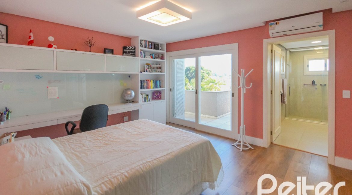 Casa em Condomínio à venda com 1400m², 5 dormitórios, 4 suítes, 10 vagas, no bairro Cavalhada em PORTO ALEGRE