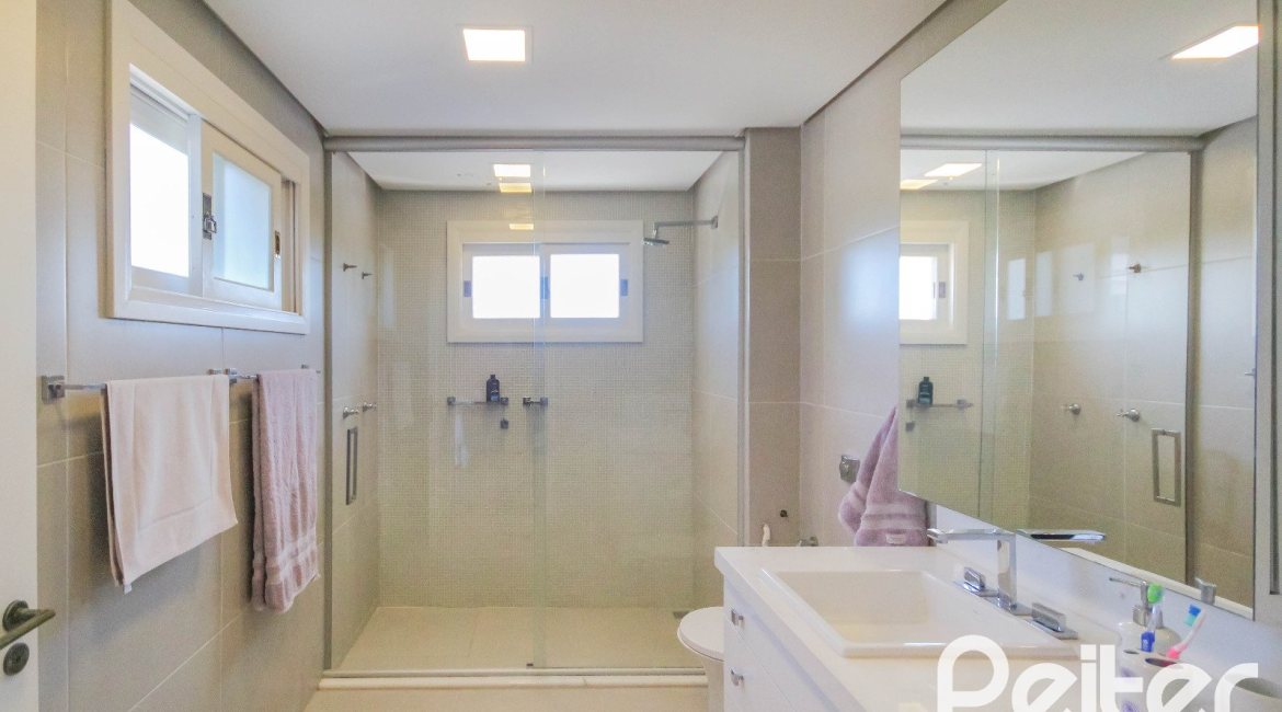 Casa em Condomínio à venda com 1400m², 5 dormitórios, 4 suítes, 10 vagas, no bairro Cavalhada em PORTO ALEGRE