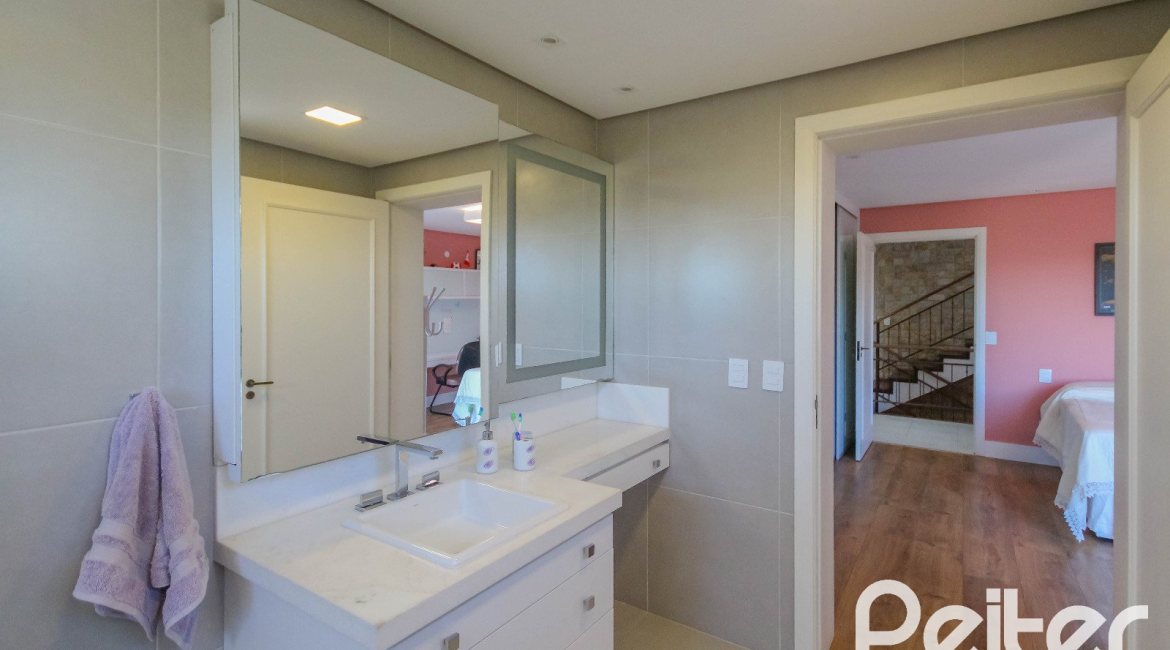 Casa em Condomínio à venda com 1400m², 5 dormitórios, 4 suítes, 10 vagas, no bairro Cavalhada em PORTO ALEGRE