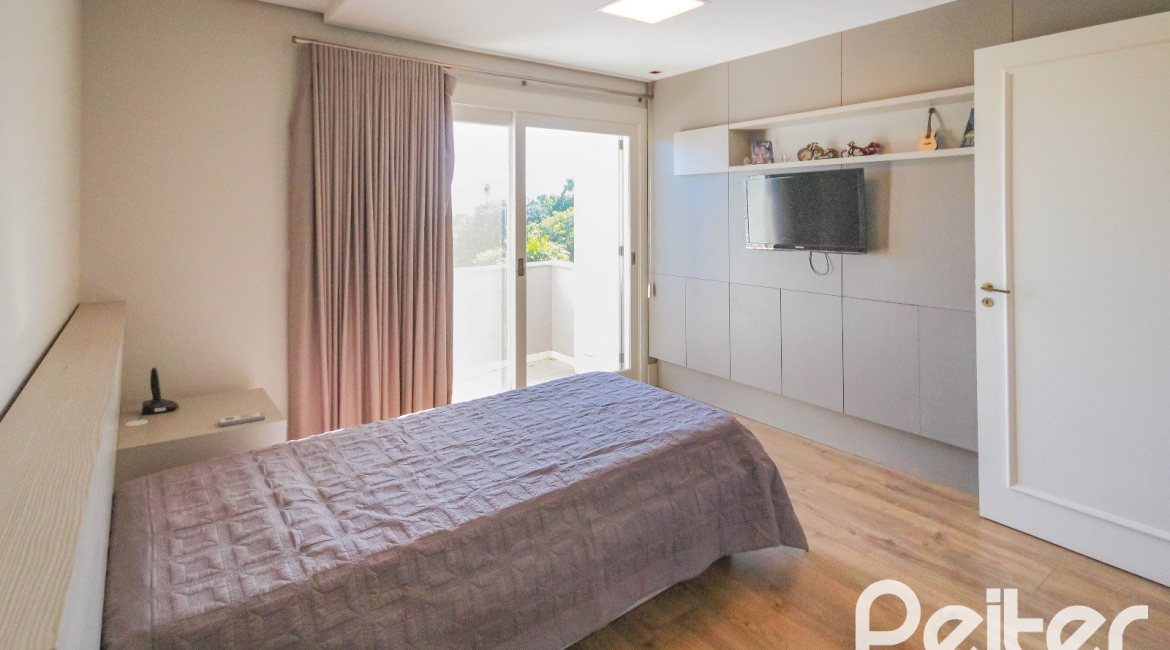 Casa em Condomínio à venda com 1400m², 5 dormitórios, 4 suítes, 10 vagas, no bairro Cavalhada em PORTO ALEGRE