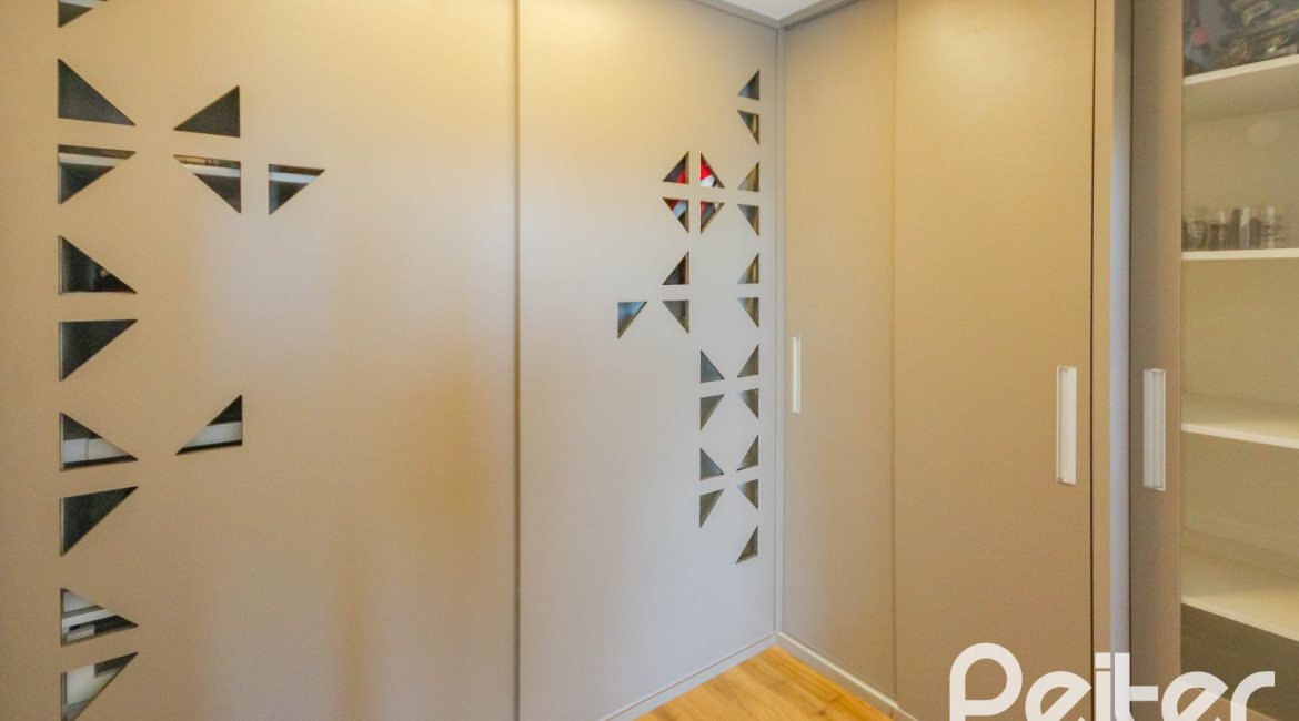 Casa em Condomínio à venda com 1400m², 5 dormitórios, 4 suítes, 10 vagas, no bairro Cavalhada em PORTO ALEGRE