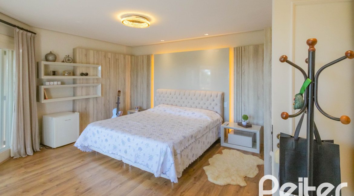 Casa em Condomínio à venda com 1400m², 5 dormitórios, 4 suítes, 10 vagas, no bairro Cavalhada em PORTO ALEGRE