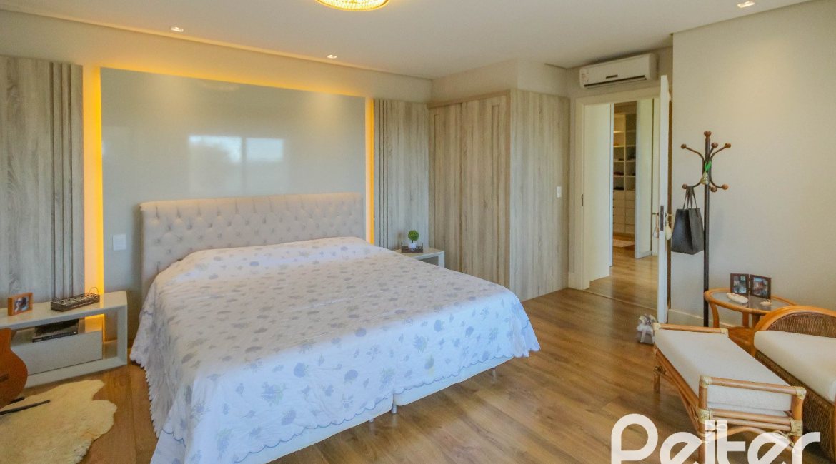 Casa em Condomínio à venda com 1400m², 5 dormitórios, 4 suítes, 10 vagas, no bairro Cavalhada em PORTO ALEGRE