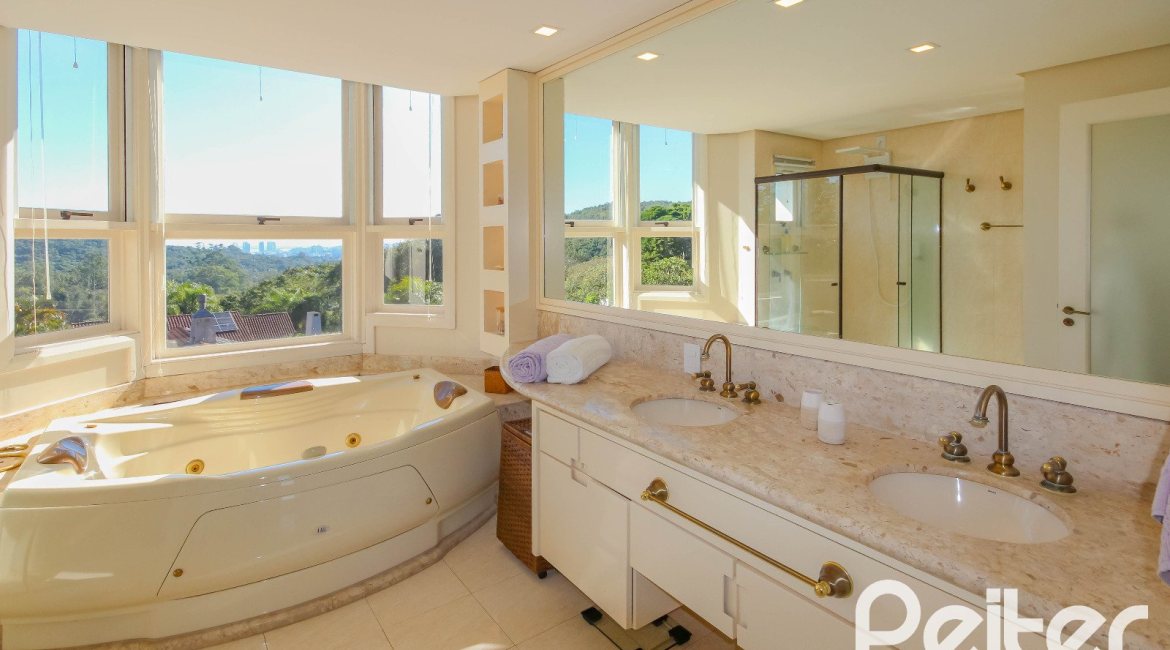 Casa em Condomínio à venda com 1400m², 5 dormitórios, 4 suítes, 10 vagas, no bairro Cavalhada em PORTO ALEGRE