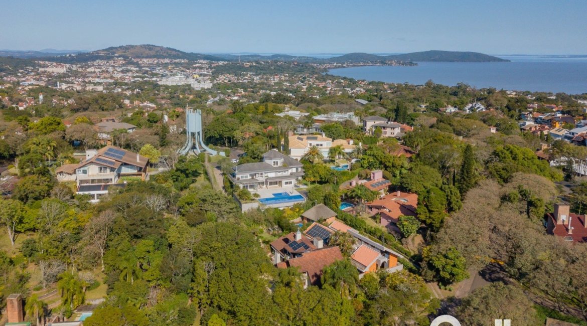 Casa em Condomínio à venda com 1400m², 5 dormitórios, 4 suítes, 10 vagas, no bairro Cavalhada em PORTO ALEGRE