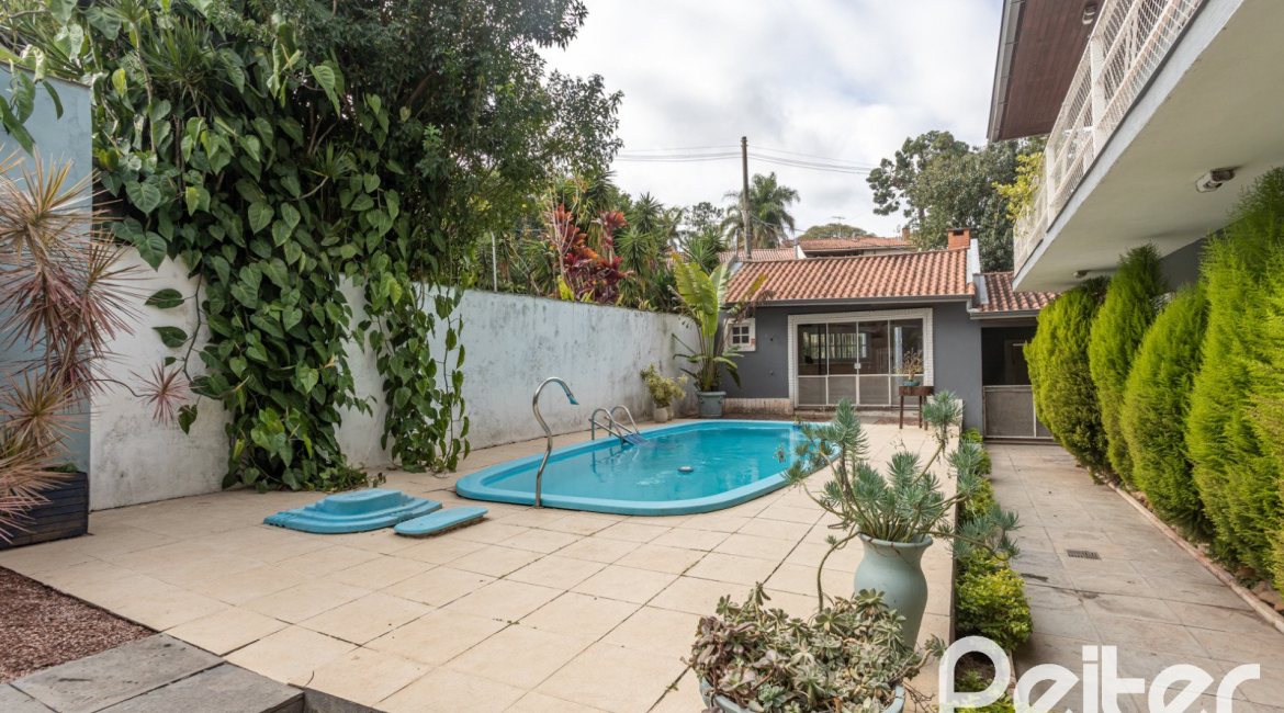 Casa à venda com 334m², 4 dormitórios, 2 suítes, 4 vagas, no bairro Jardim Isabel em Porto Alegre