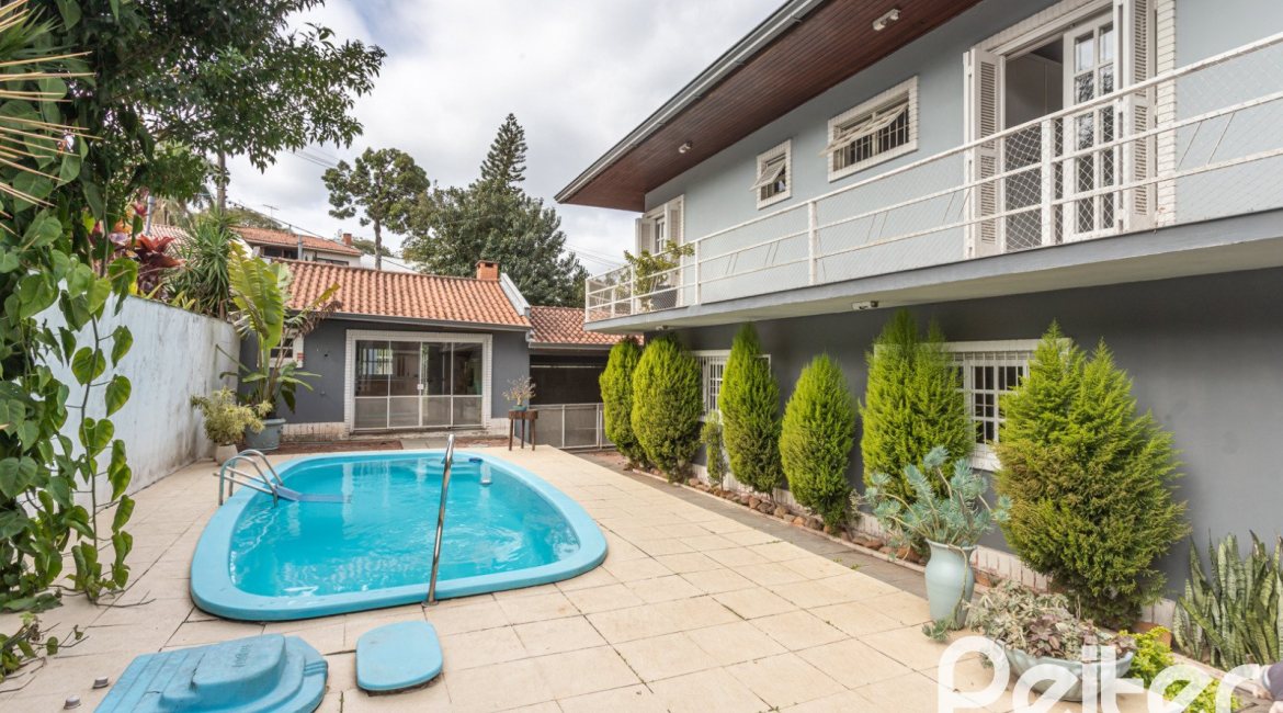 Casa à venda com 334m², 4 dormitórios, 2 suítes, 4 vagas, no bairro Jardim Isabel em Porto Alegre